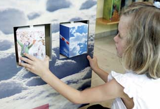 Mädchen erforscht drehbare Informationswürfel aus dem Mini.Forscher.Umwelt Projekt