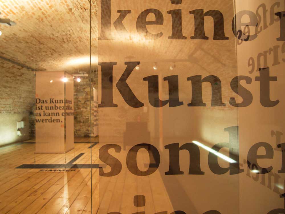 Schieles Wohnung und Atelier in Neulengbach. Grundriss und Andeutung der Wände durch transparente Textilhänger