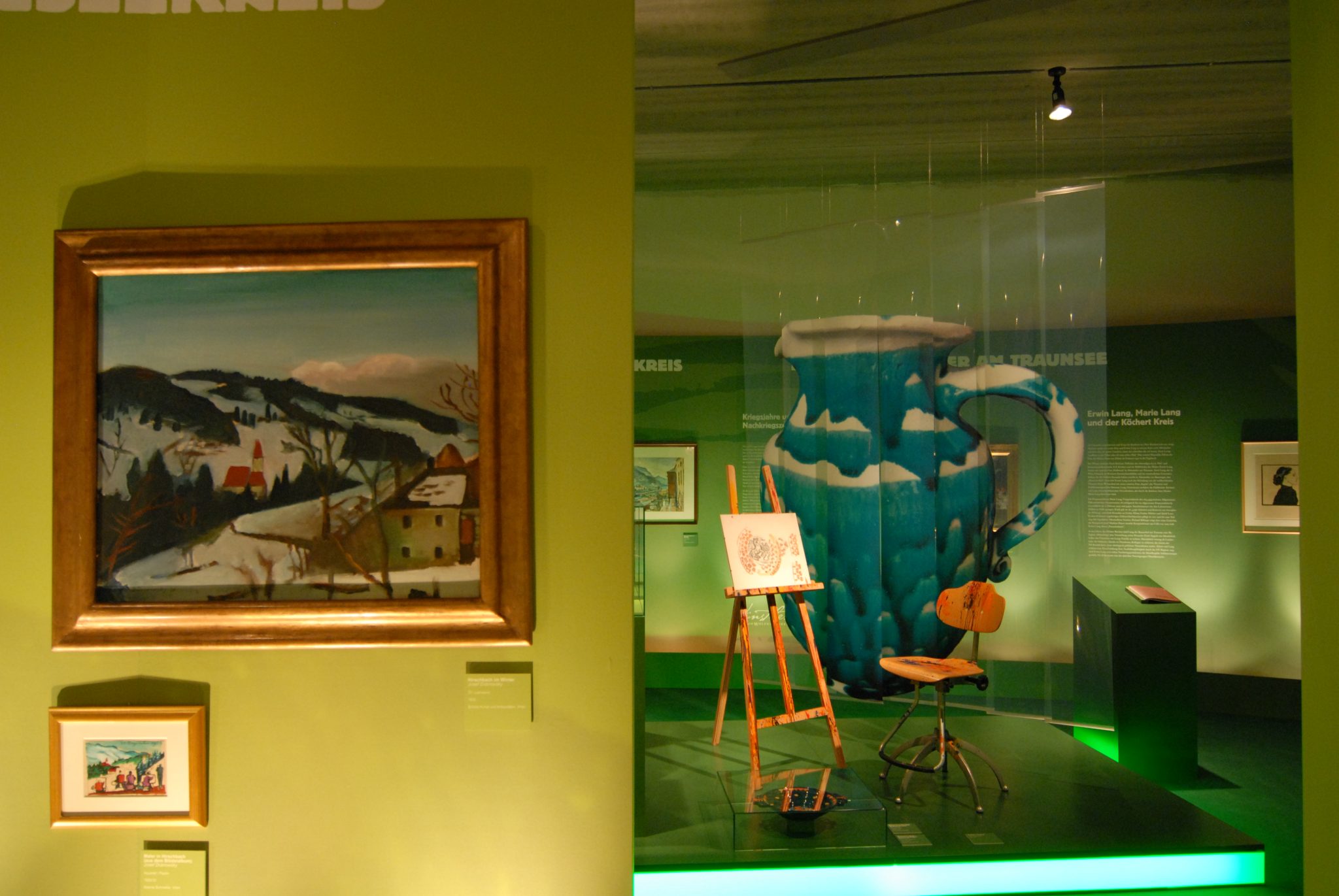 Künstlerkreise: links Gemälde, rechts Inszenierung Staffelei mit antikem Drehstuhl und Gmundner Keramik Krug.