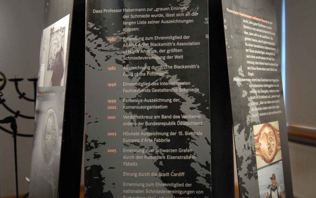 Die Welt. Ein Amboss.