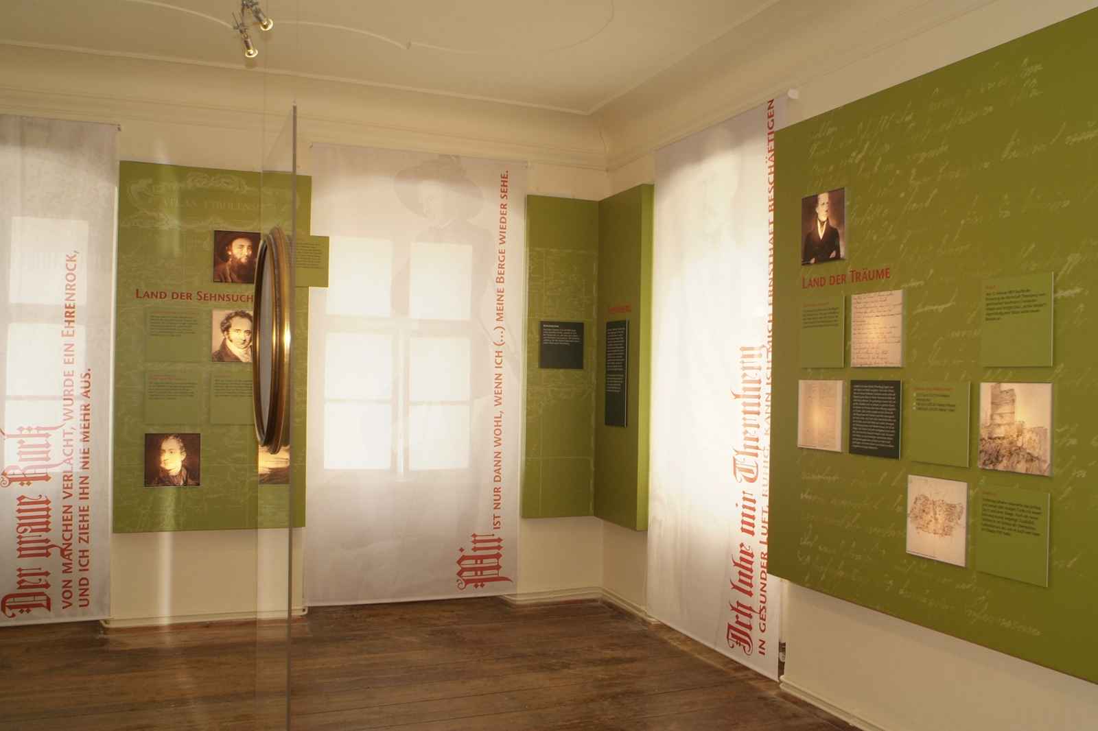 Pfarrhaus Erzherzog Johann mit Wandschale und transparente Vorhänge