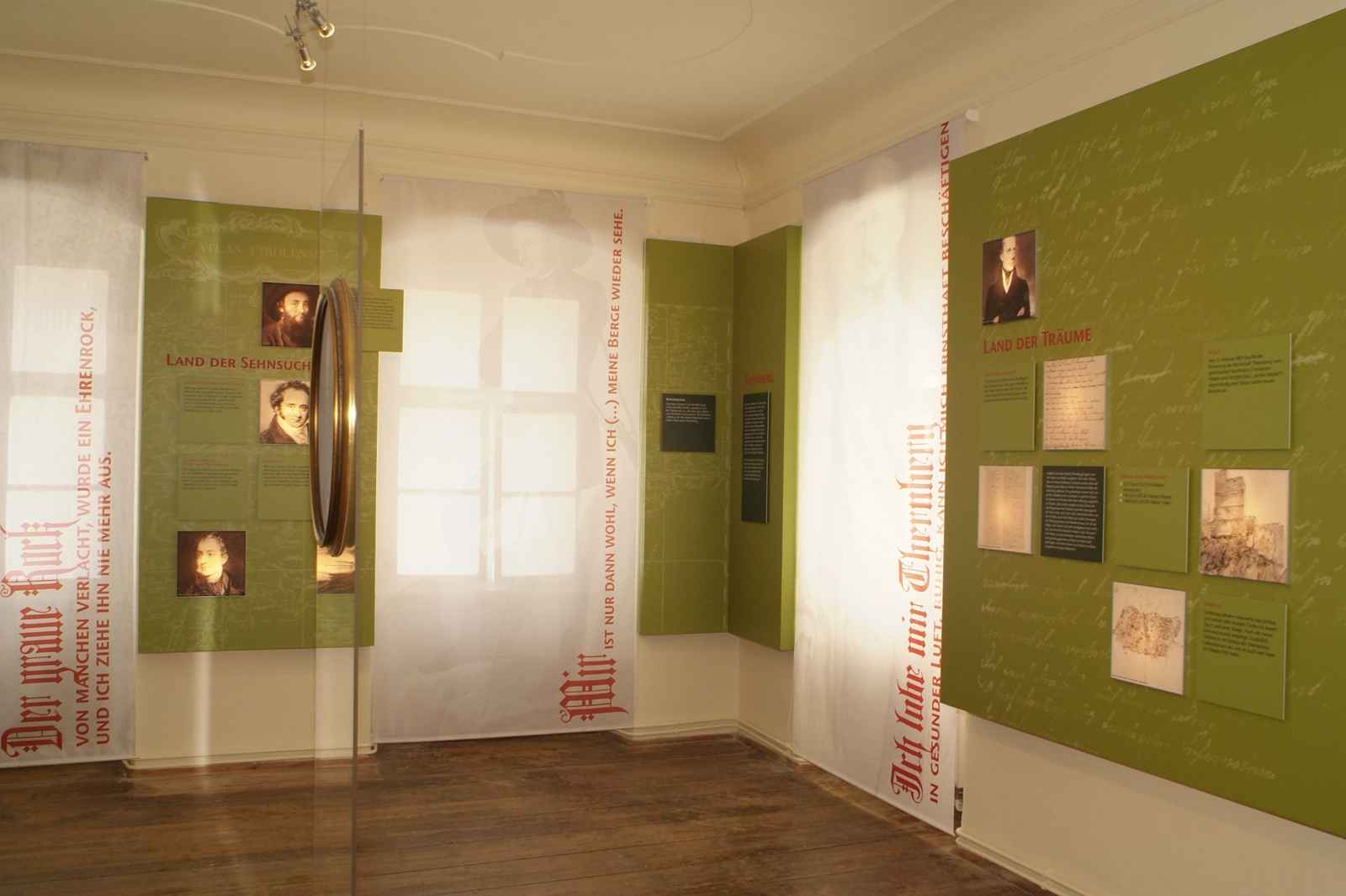 Pfarrhaus Erzherzog Johann mit Wandschale und transparente Vorhänge