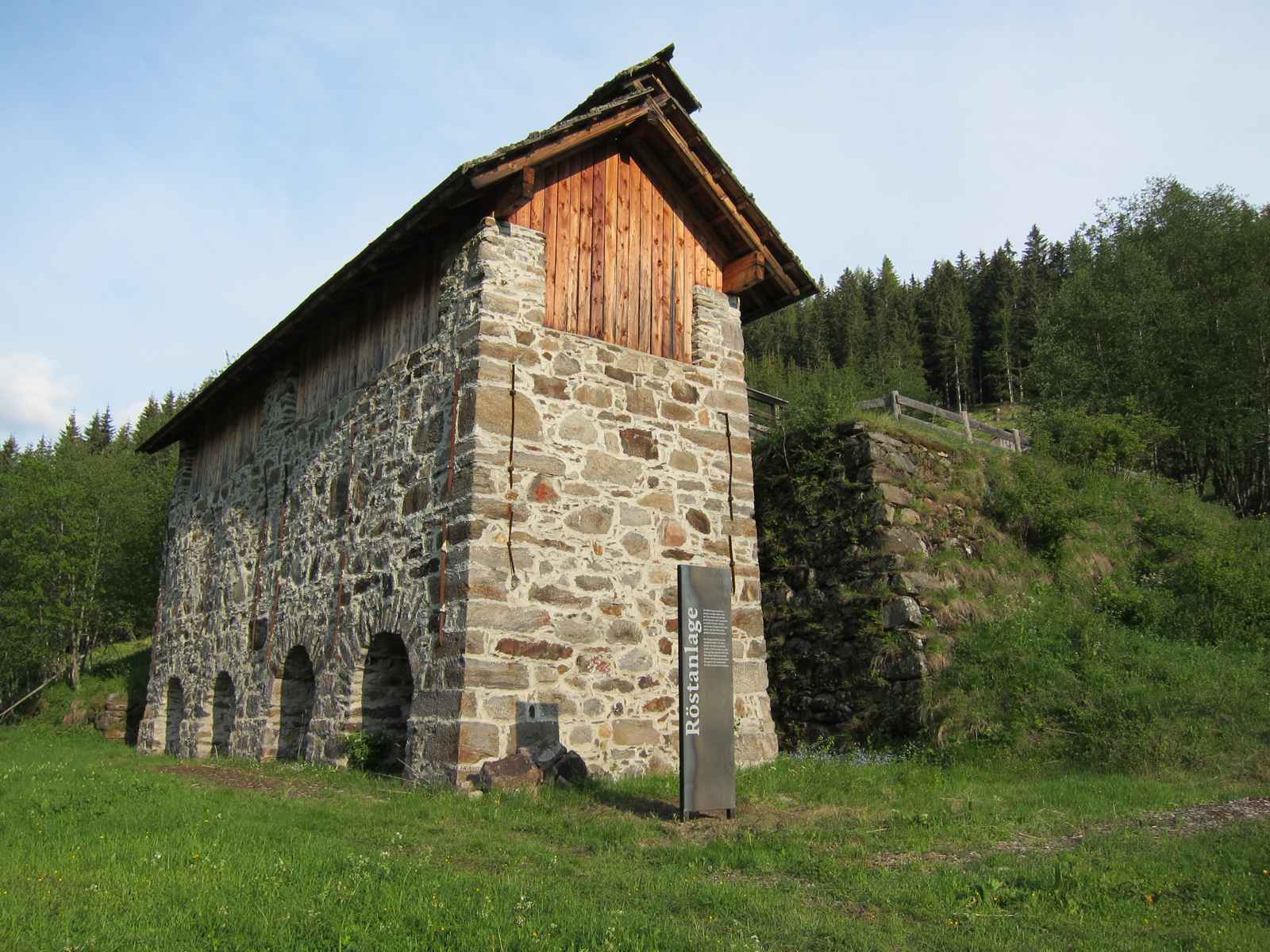 Röstanlage Gebäude mit Schwarzblechstele