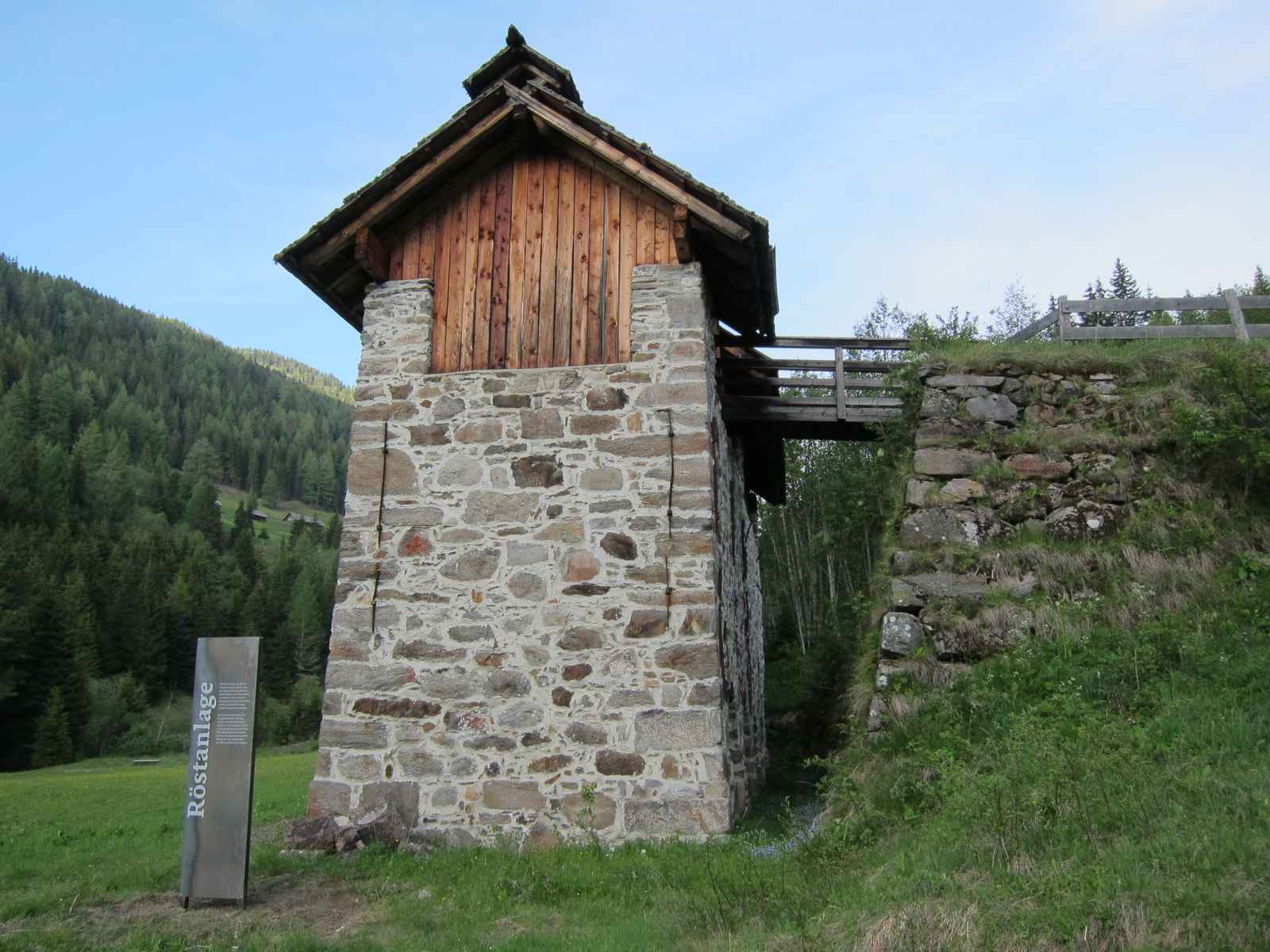 Röstanlage, Gebäude mit Schwarzblechstele