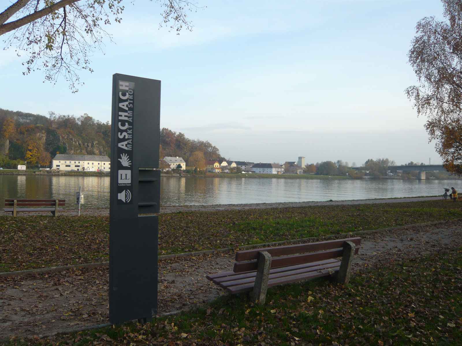 Stele Rückansicht, dahinter Donau